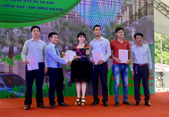 Trao 'sổ đỏ' cho hai dự án kép có vị trí vàng tại Bình Dương - ảnh 1