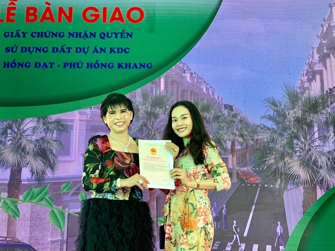 Trao 'sổ đỏ' cho hai dự án kép có vị trí vàng tại Bình Dương - ảnh 2