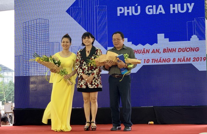 Khách hàng phấn khởi nhận 'sổ đỏ' dự án Phú Gia Huy - ảnh 1