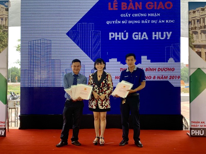 Khách hàng phấn khởi nhận 'sổ đỏ' dự án Phú Gia Huy - ảnh 2