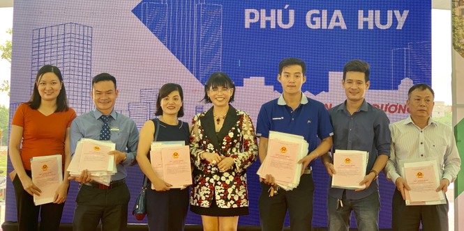 Khách hàng phấn khởi nhận 'sổ đỏ' dự án Phú Gia Huy - ảnh 5