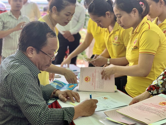Khách hàng phấn khởi nhận 'sổ đỏ' dự án Phú Gia Huy - ảnh 4
