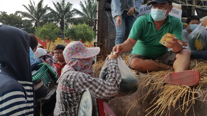 Bạn trẻ mua 27 tấn dưa hấu mang về phát miễn phí - ảnh 2