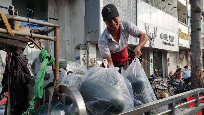 Bạn trẻ mua 27 tấn dưa hấu mang về phát miễn phí - ảnh 3