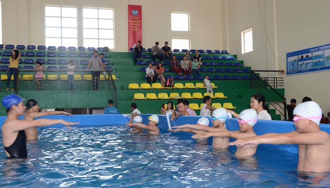 Học sinh hứng thú với bể bơi thông minh - ảnh 1