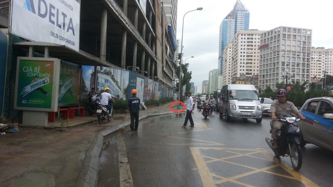 Hú vía vì thanh sắt từ chung cư rơi xuống đường - ảnh 1