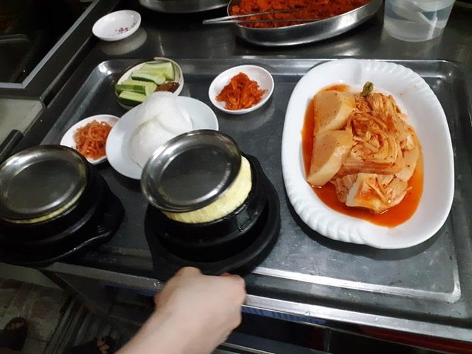 Một ngày làm nhân viên Bình Nhưỡng quán giữa Hà Nội - ảnh 1