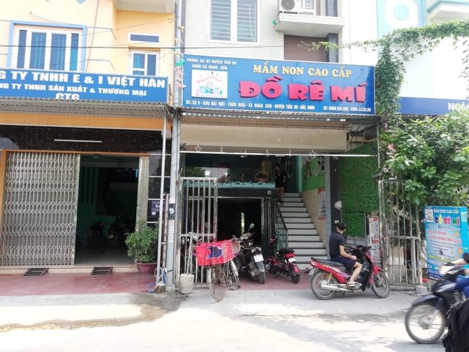 Tạm đình chỉ cơ sở mầm non để quên bé 3 tuổi trên xe đưa đón học sinh - ảnh 1