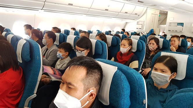 Cận cảnh hành khách, tiếp viên trên máy bay thời dịch bệnh corona - ảnh 1