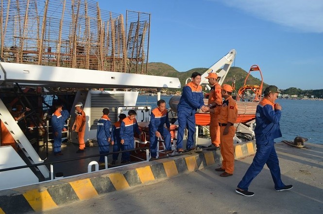 49 thuyền viên trôi dạt nhiều ngày trên biển - ảnh 1