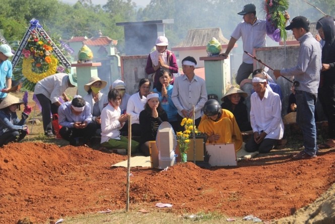 Xóm nghèo nghẹn ngào tiễn đưa ‘hiệp sĩ’ Thôi về đất mẹ - ảnh 9