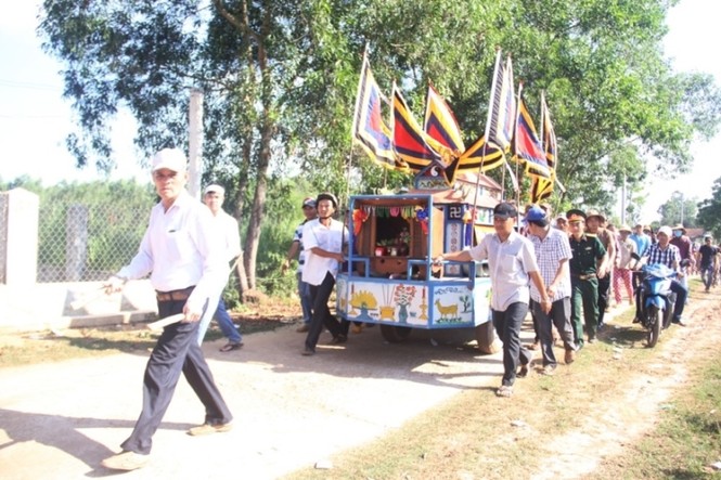 Xóm nghèo nghẹn ngào tiễn đưa ‘hiệp sĩ’ Thôi về đất mẹ - ảnh 2