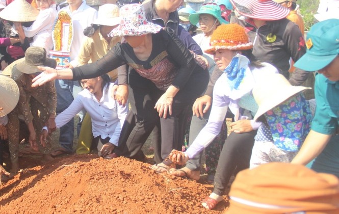 Xóm nghèo nghẹn ngào tiễn đưa ‘hiệp sĩ’ Thôi về đất mẹ - ảnh 8
