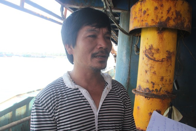 Bỏ ngang chuyến biển giúp tàu câu mực và 49 ngư dân về bờ - ảnh 1