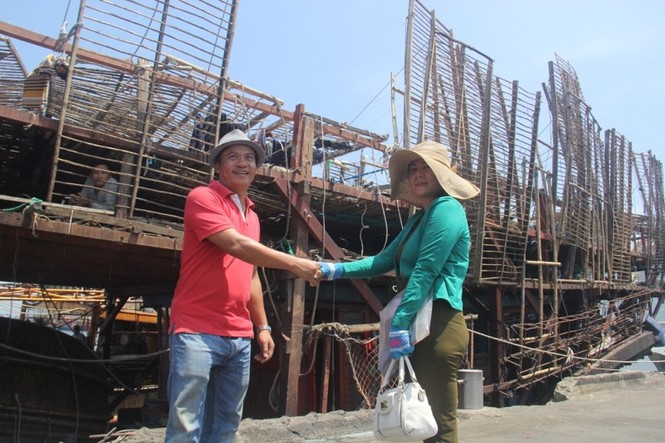 Bỏ ngang chuyến biển giúp tàu câu mực và 49 ngư dân về bờ - ảnh 2