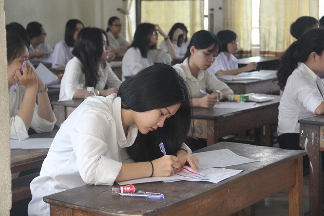 Hơn 11000 thí sinh Đà Nẵng thi môn đầu tiên trong thời tiết dịu mát - ảnh 3