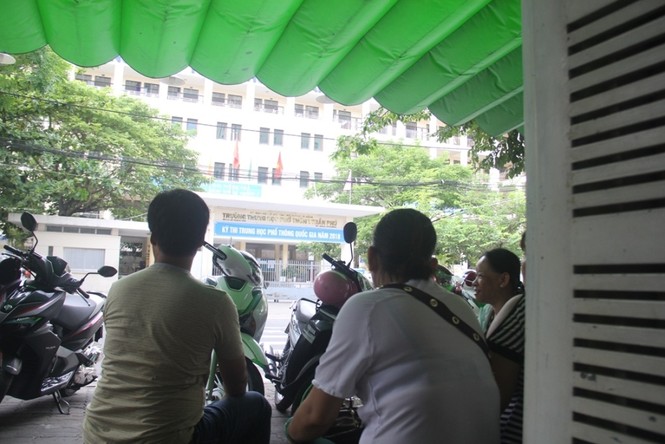 Hơn 11000 thí sinh Đà Nẵng thi môn đầu tiên trong thời tiết dịu mát - ảnh 4