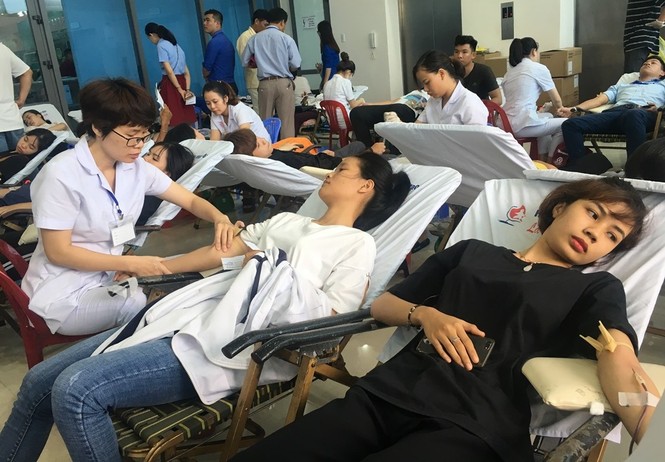 Hàng trăm người san sẻ giọt máu hồng giúp người bệnh - ảnh 1