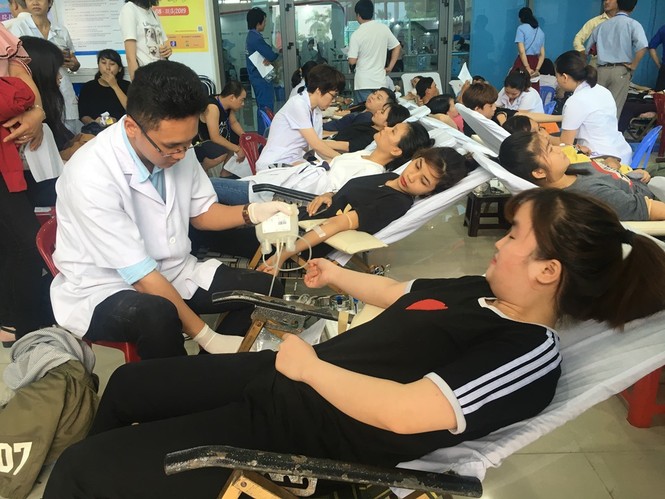 Hàng trăm người san sẻ giọt máu hồng giúp người bệnh - ảnh 3