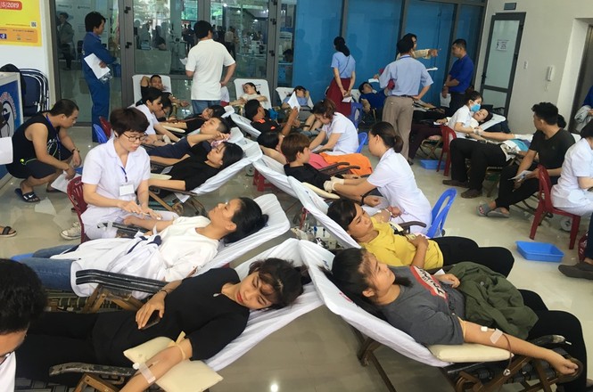 Hàng trăm người san sẻ giọt máu hồng giúp người bệnh - ảnh 2