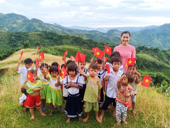 Cô giáo Quảng Nam chụp ảnh khai giảng vùng cao đẹp như trong tranh - ảnh 7