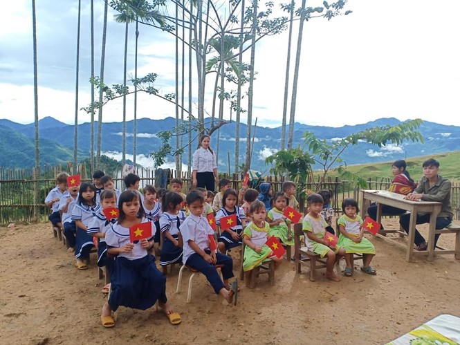 Cô giáo Quảng Nam chụp ảnh khai giảng vùng cao đẹp như trong tranh - ảnh 9