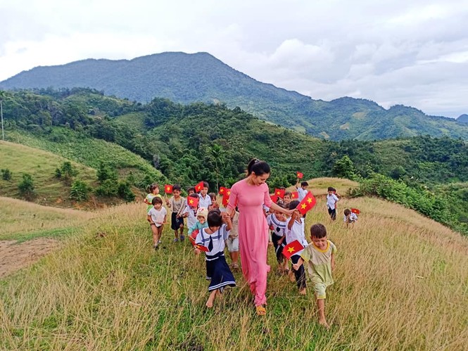 Cô giáo Quảng Nam chụp ảnh khai giảng vùng cao đẹp như trong tranh - ảnh 4
