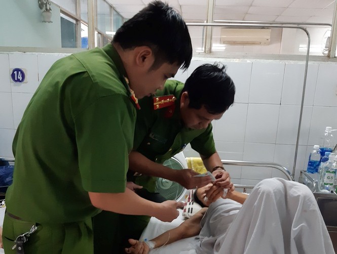 Cấp chứng minh nhân dân tận giường bệnh cho cụ bà sau 45 tiếng đồng hồ - ảnh 1