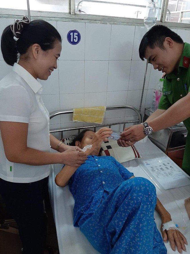 Cấp chứng minh nhân dân tận giường bệnh cho cụ bà sau 45 tiếng đồng hồ - ảnh 2