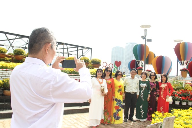 Đường hoa xuân Đà Nẵng hút nhiều “hội bạn tóc bạc” đến sớm - ảnh 1
