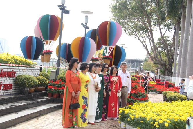 Đường hoa xuân Đà Nẵng hút nhiều “hội bạn tóc bạc” đến sớm - ảnh 7