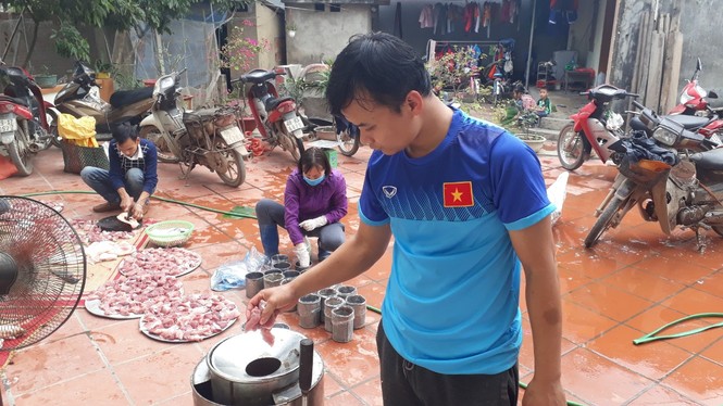 Giá tăng kỷ lục, người dân quê vẫn tưng bừng đụng lợn đón Tết - ảnh 4
