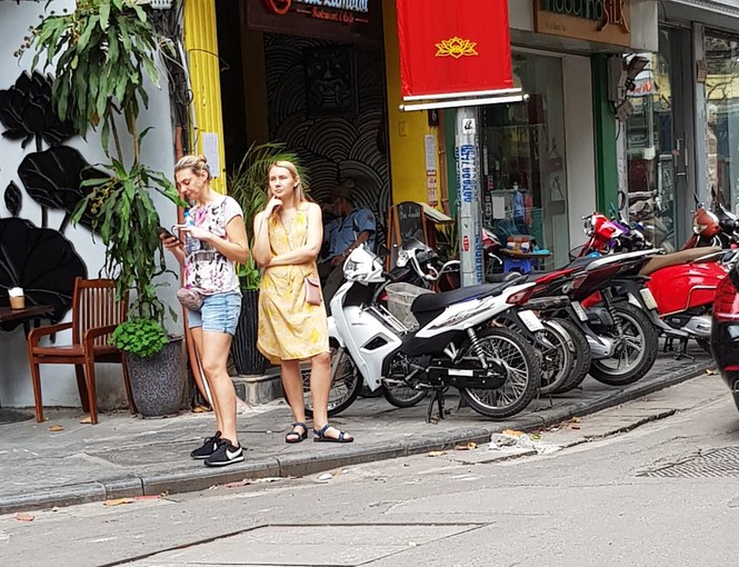 Lo ngại du khách nước ngoài tại Hà Nội không đeo khẩu trang tại nơi công cộng - ảnh 1