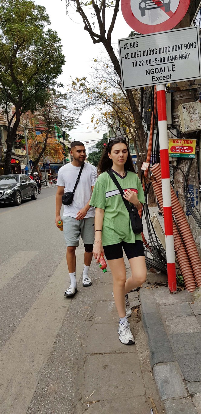 Lo ngại du khách nước ngoài tại Hà Nội không đeo khẩu trang tại nơi công cộng - ảnh 2