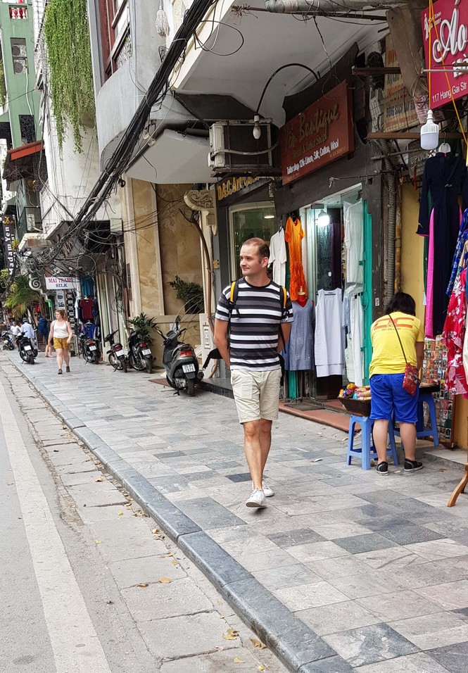Lo ngại du khách nước ngoài tại Hà Nội không đeo khẩu trang tại nơi công cộng - ảnh 3