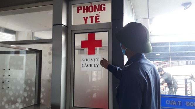 Đo thân nhiệt, chuẩn bị phòng cách ly, bến xe vẫn vắng như chùa Bà Đanh - ảnh 9