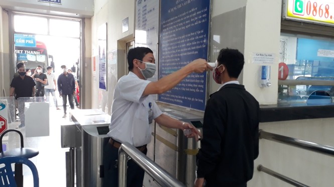 Đo thân nhiệt, chuẩn bị phòng cách ly, bến xe vẫn vắng như chùa Bà Đanh - ảnh 10