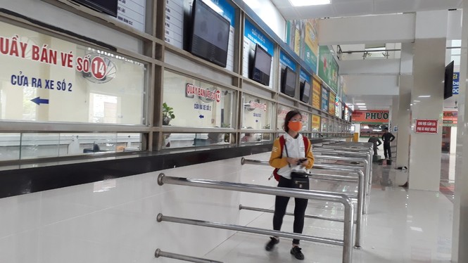 Đo thân nhiệt, chuẩn bị phòng cách ly, bến xe vẫn vắng như chùa Bà Đanh - ảnh 1
