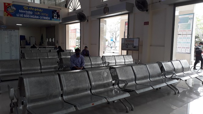 Đo thân nhiệt, chuẩn bị phòng cách ly, bến xe vẫn vắng như chùa Bà Đanh - ảnh 2