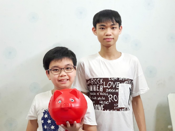 Hai học sinh tặng 10 triệu đồng tiền tiết kiệm chống dịch Covid–19 - ảnh 1