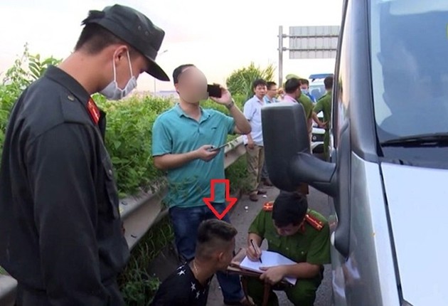 Mobile police car crashed in Bac Giang with 1.6 tons of electronic components - photo 1