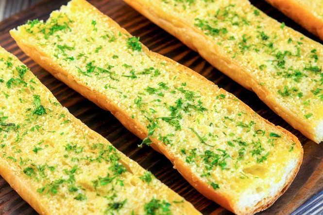 Công thức tự làm bánh mì bơ tỏi phô mai hót xình xịch tại nhà - ảnh 1