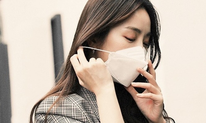 Đeo khẩu trang khiến mặt nhiều mụn hơn, phải giải quyết sao đây? - ảnh 2
