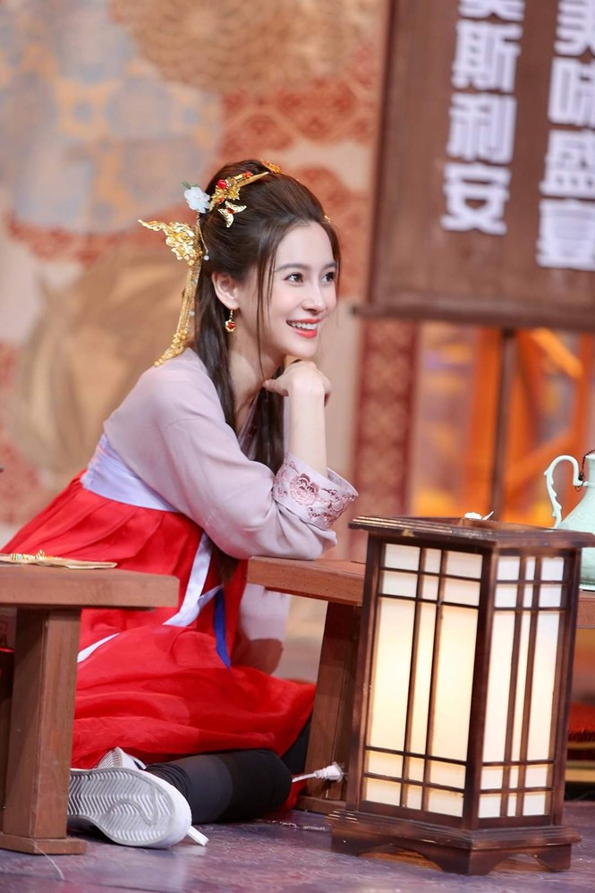 Tạo hình cổ trang của Angela Baby trong show Xảo Thủ Thần Thám xinh như một