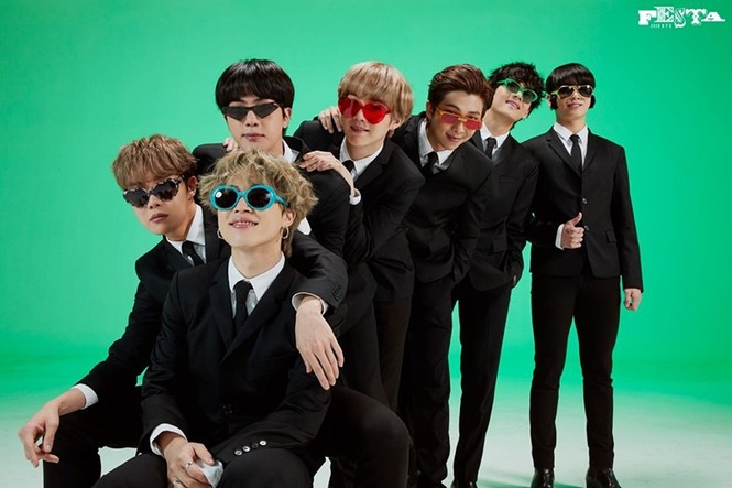 BTS tung bộ ảnh “gia đình” cực nhí nhố nhân sự kiện FESTA 2020 của nhóm - ảnh 12