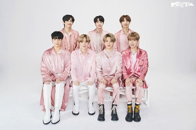 BTS tung bộ ảnh “gia đình” cực nhí nhố nhân sự kiện FESTA 2020 của nhóm - ảnh 1