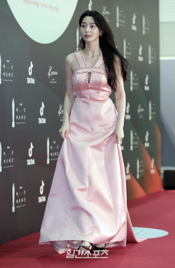 Thảm đỏ Baeksang 2020: Hyun Bin, Son Ye Jin xuất hiện ấn tượng, thỏa lòng mong đợi của fan - ảnh 9