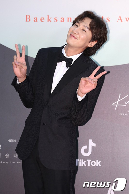 Thảm đỏ Baeksang 2020: Hyun Bin, Son Ye Jin xuất hiện ấn tượng, thỏa lòng mong đợi của fan - ảnh 10