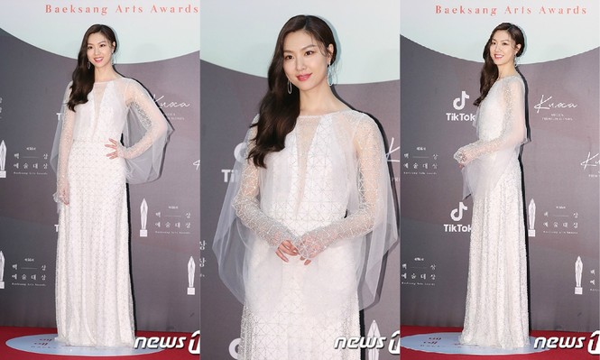 Thảm đỏ Baeksang 2020: Hyun Bin, Son Ye Jin xuất hiện ấn tượng, thỏa lòng mong đợi của fan - ảnh 5