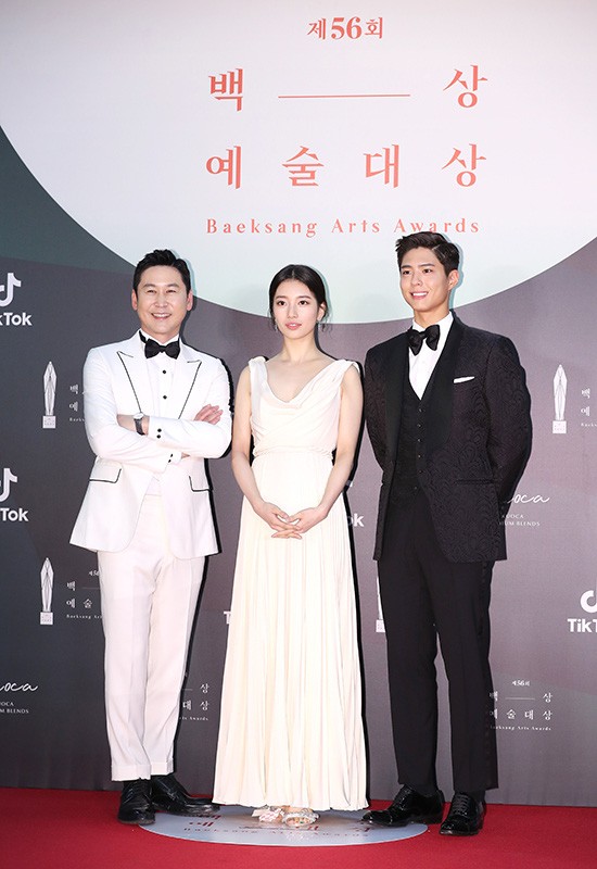 Thảm đỏ Baeksang 2020: Hyun Bin, Son Ye Jin xuất hiện ấn tượng, thỏa lòng mong đợi của fan - ảnh 1